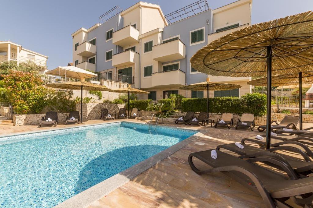 Seaesta Apartment Pool And Beach Slatine Buitenkant foto