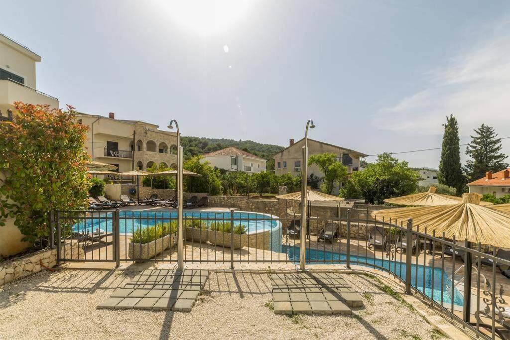 Seaesta Apartment Pool And Beach Slatine Buitenkant foto