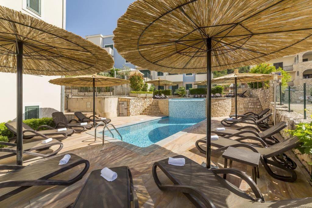 Seaesta Apartment Pool And Beach Slatine Buitenkant foto