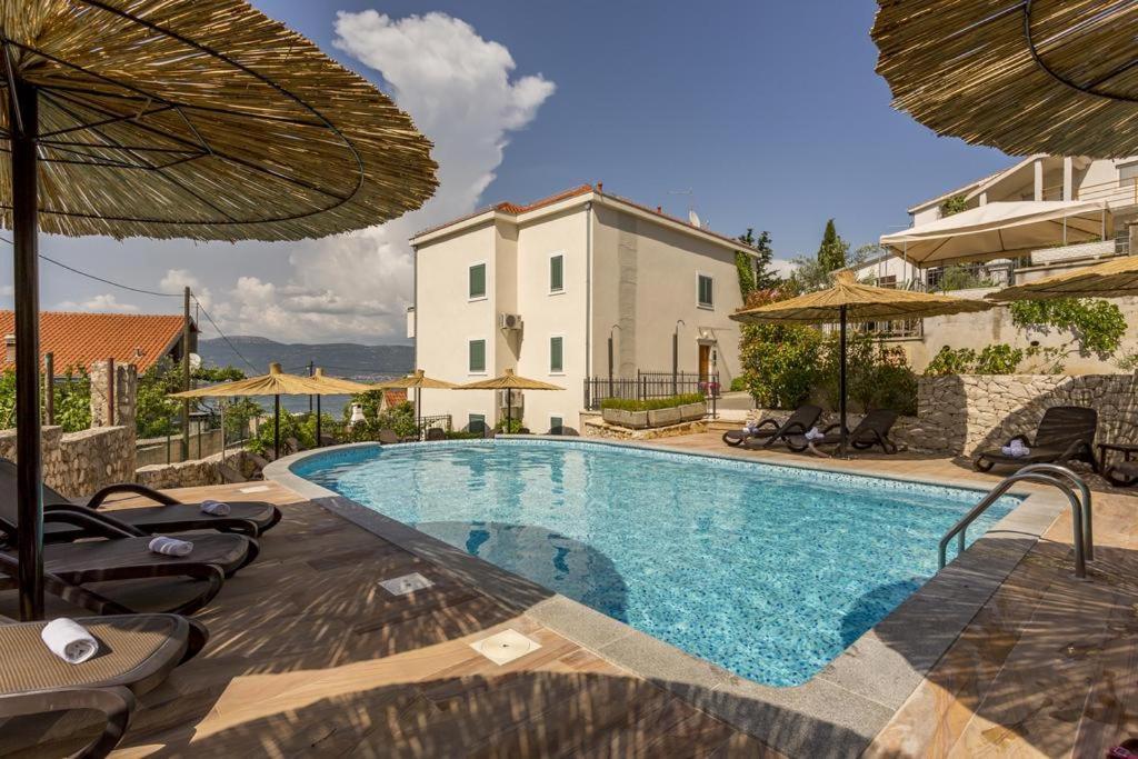 Seaesta Apartment Pool And Beach Slatine Buitenkant foto